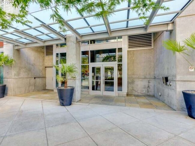 Photo - 1926 W Burnside St