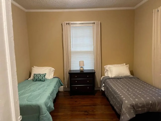 Photo - 320 Hillandale St NE