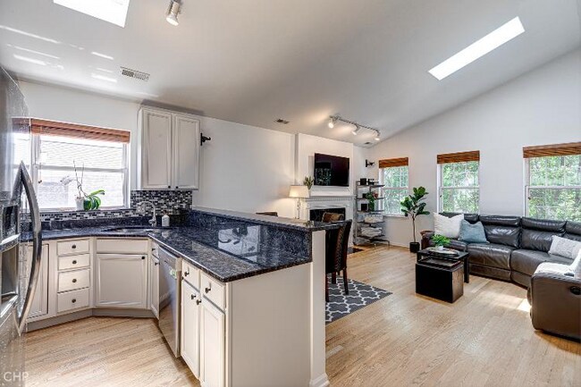 Photo - 1227 N Noble St Unidad 3S