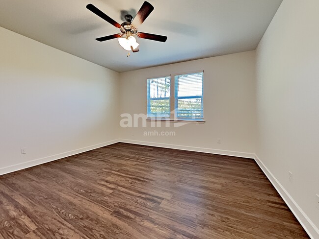 Photo - 481 Sandstone Dr