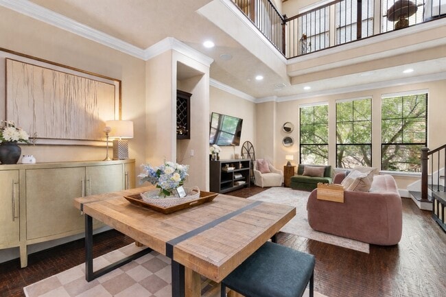 Photo - 1045 W 22nd St