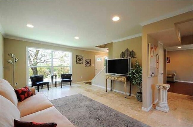 6812 Syracuse Cove