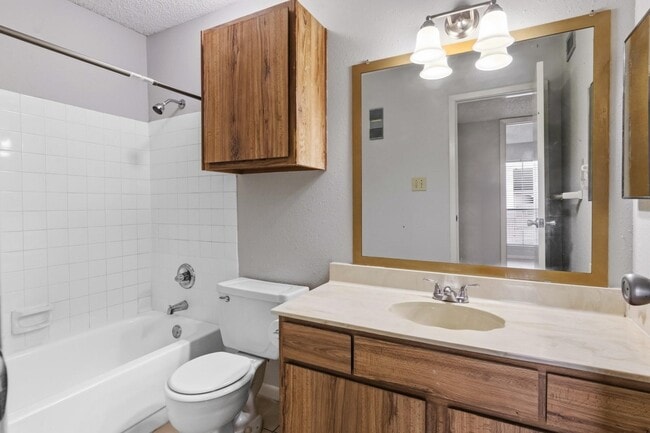 Building Photo - 3919 Fairmont Pkwy Unit 148