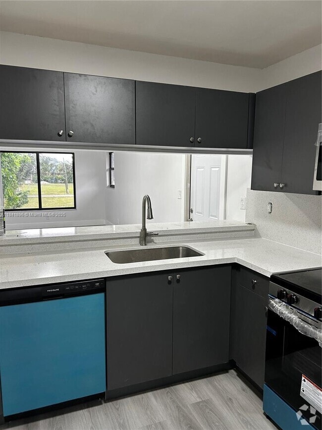 Building Photo - 1175 SW 16th Ave Unit 2 Rental