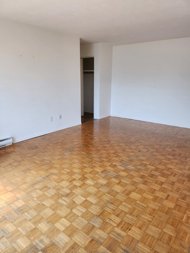 Photo - 440 Woodlawn Rd E