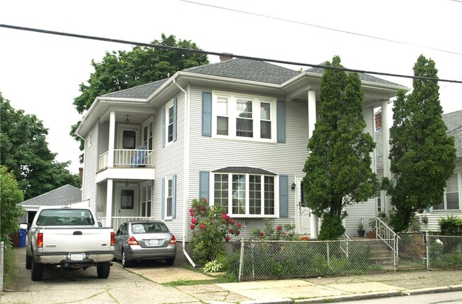 Building Photo - 117 Robinson Ave Unit 2