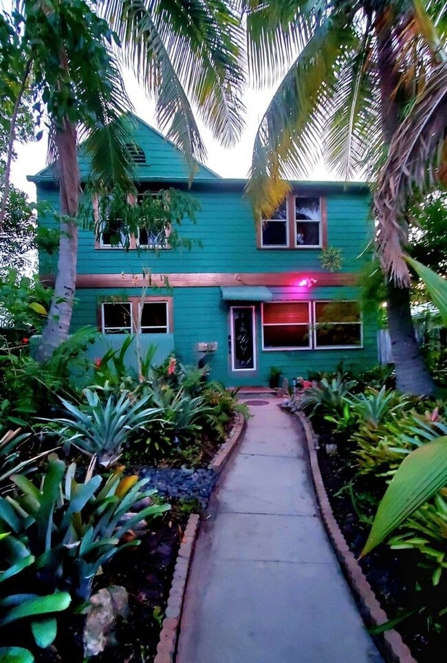 Building Photo - 215 N Palmway