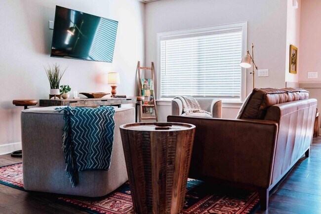 Photo - 406 NW Retreat Ln