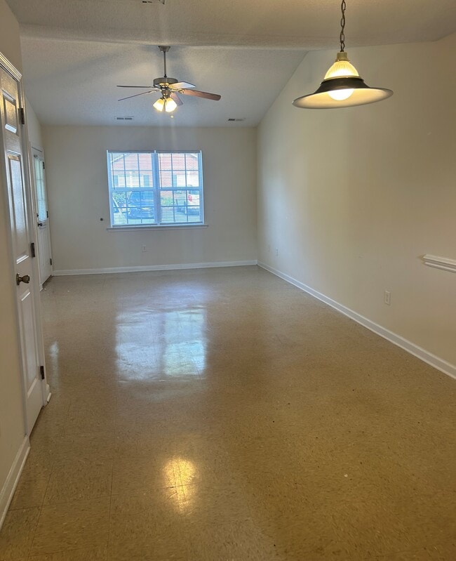 Photo - 1525 VINTAGE HILL APTS