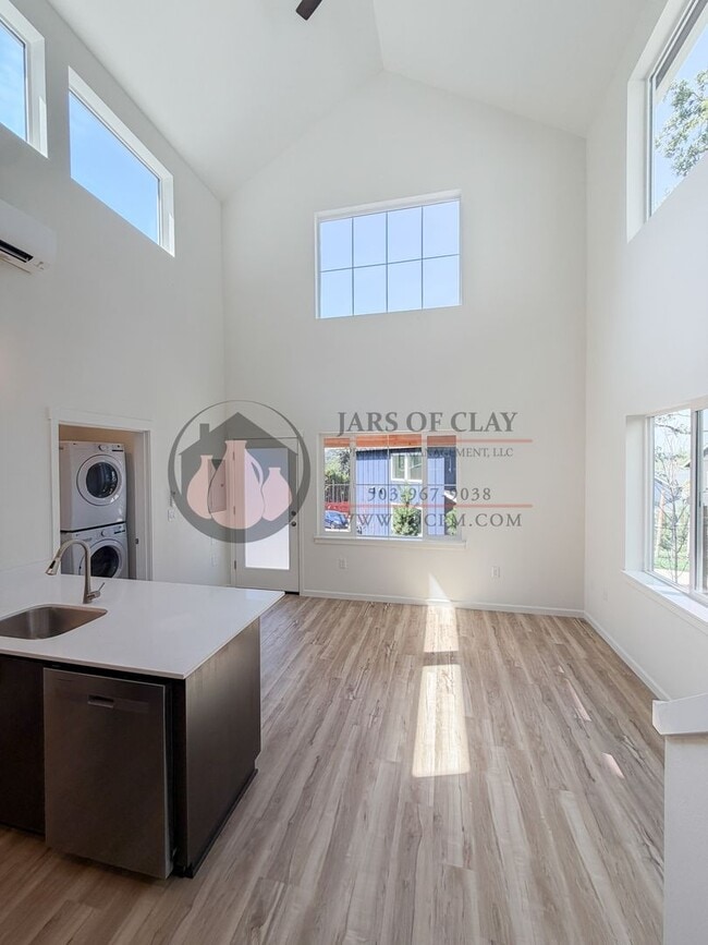 Photo - 2536 Gilbert St S