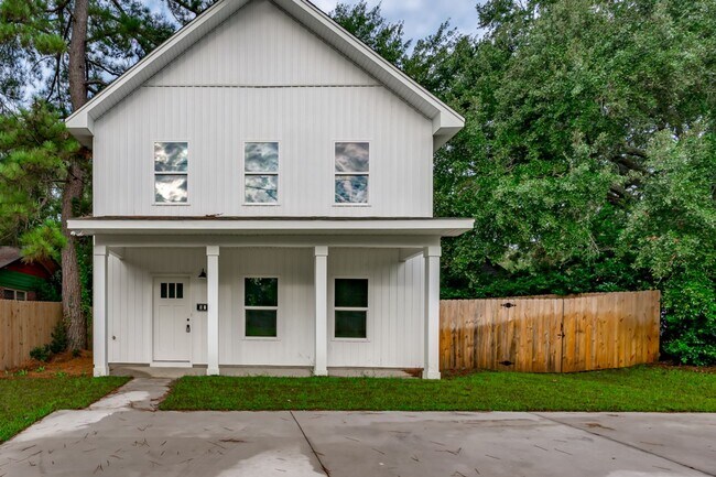 Photo - Pre-Leasing for the 26-27 School Year! Unbeatable Location Unidad 915 1