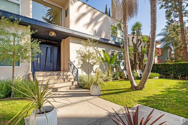 Front Entrance - Stay Lola Apartments