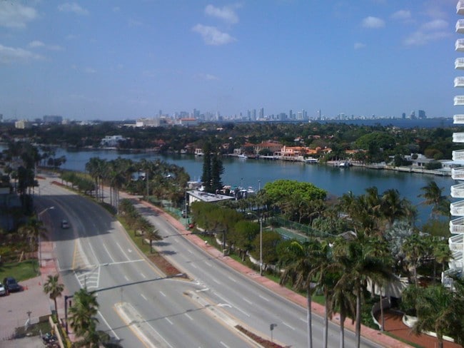View - 5445 Collins Ave Unidad 910