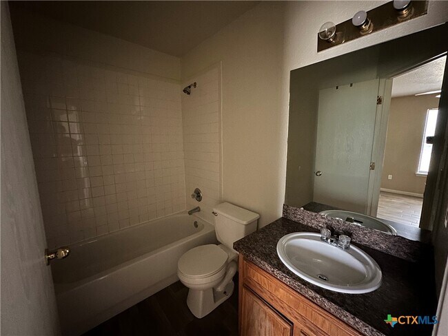 Photo - 1010 Lansberry Ct Unidad D