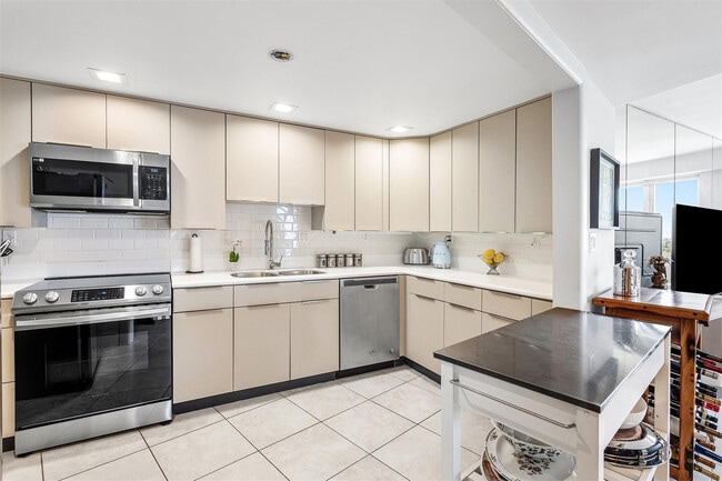 Photo - 3000 Holiday Dr Unidad 1605