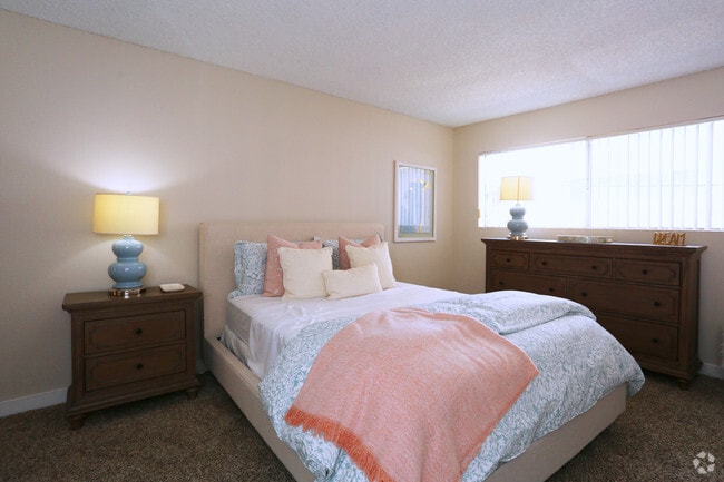 2BR, 2BA-1020 SF
