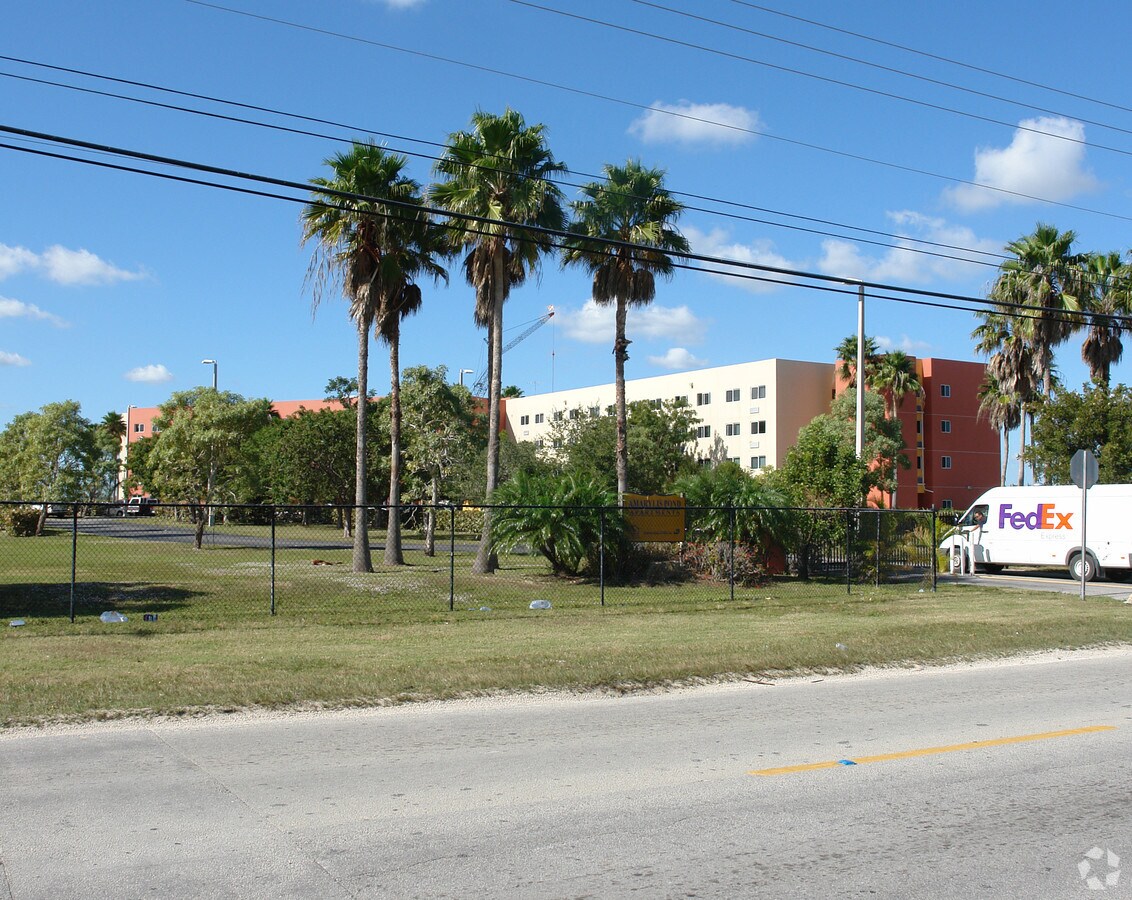 Amarylis Pond Apartments - Amarylis Pond Apartments