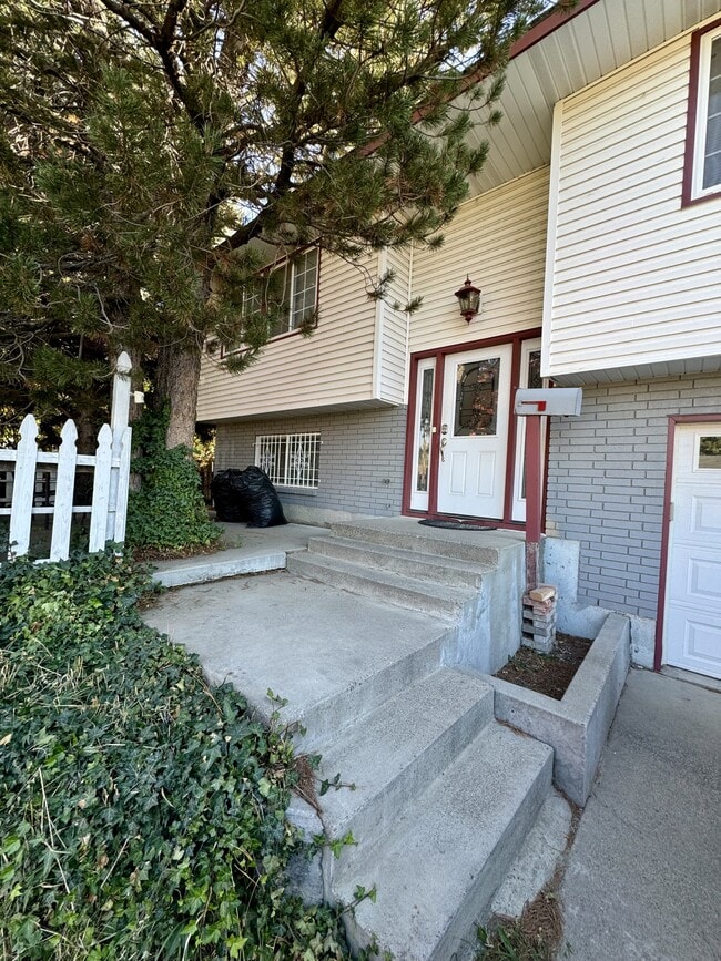 Photo - 735 E 15th N St