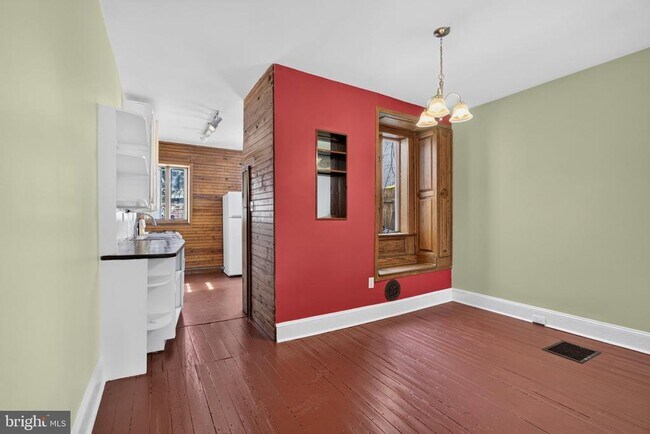 Photo - 4051 Ludlow St