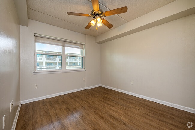 2BR, 1BA - 940SF - Second Bedroom