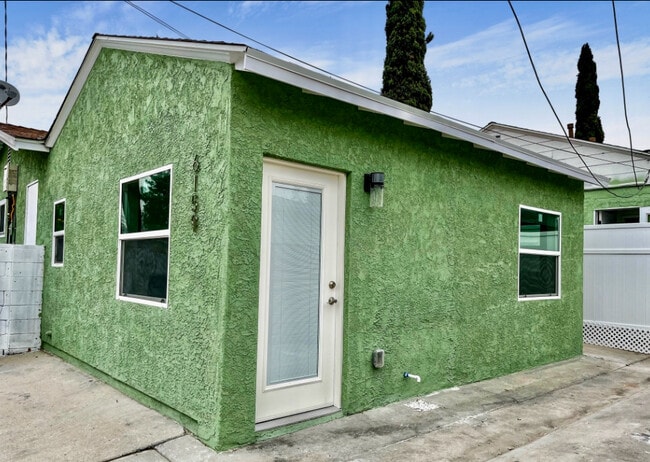 Building Photo - 6159 Clybourn Ave Unit 6159 Clybourn