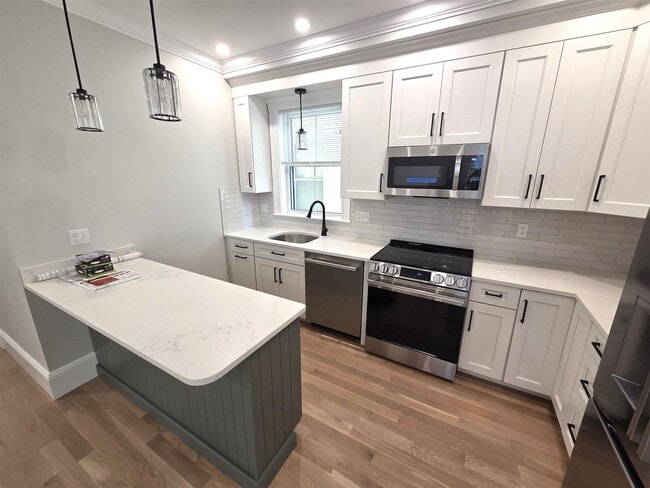 Building Photo - 170 Webster Ave Unit 1