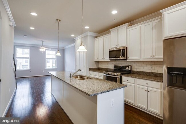 Building Photo - 833 Jarrett Ln
