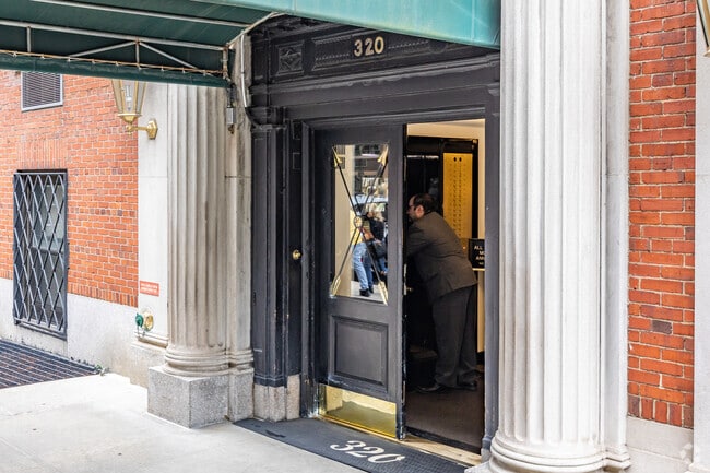 Entrance - 320 E 72nd St