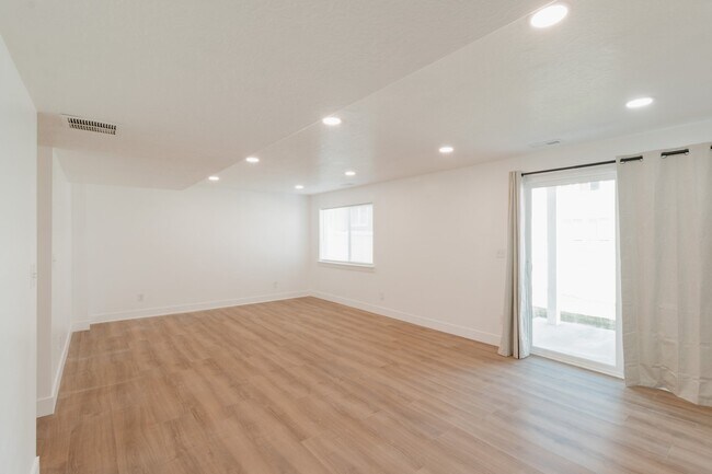 Photo - 996 N Freeman Dr