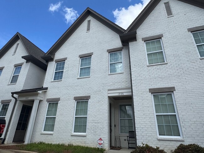 Building Photo - 102 Farm View Dr