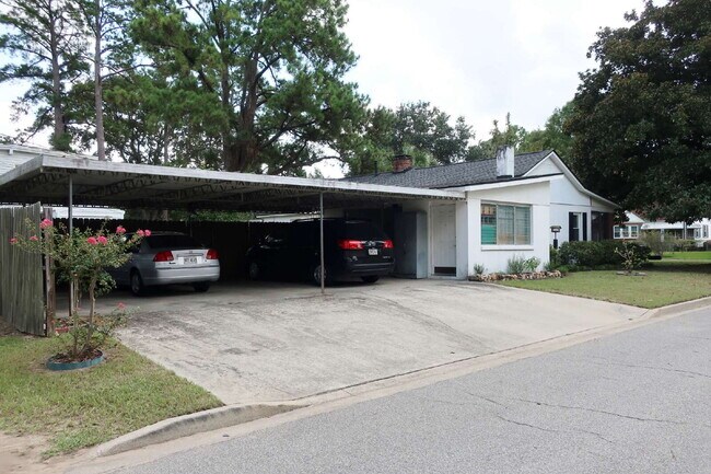 Photo - Minutes from Savannah, shops and restaurants