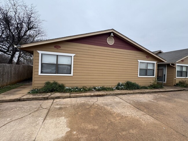 Building Photo - 2514 SW B Ave