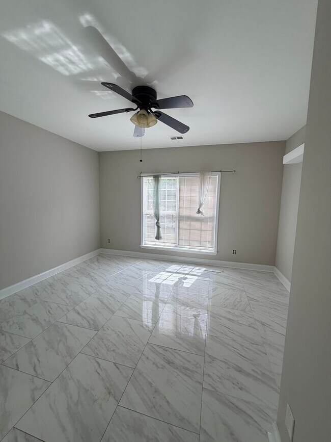 Building Photo - Nice Spacious home, FENCED backyard, Master on Main. Plus BONUS Room