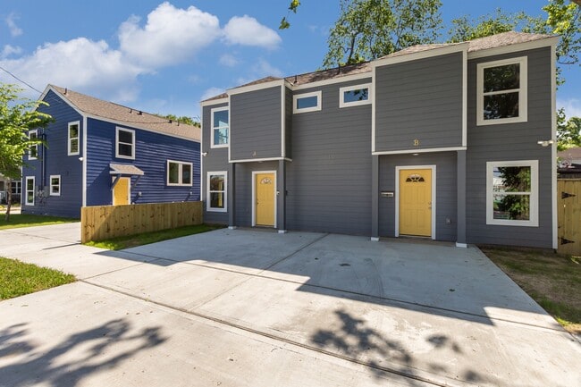 Frente - 110 N Burr St