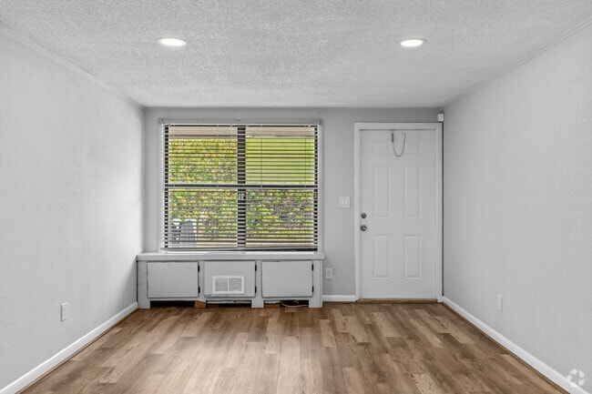 1BR, 1BA - 580SF - Living Room