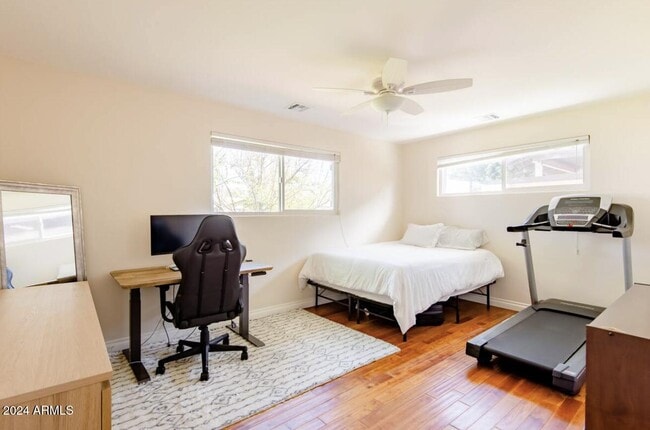 Photo - 1037 W 10th St