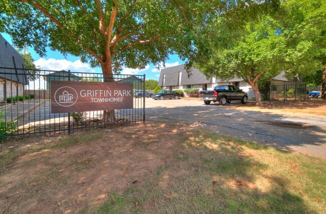 Building Photo - 1227 Lakecrest Dr Rental