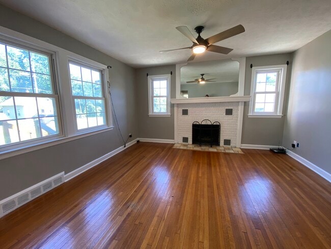 Amplia sala de estar con pisos de madera noble - 2634 S 15th St