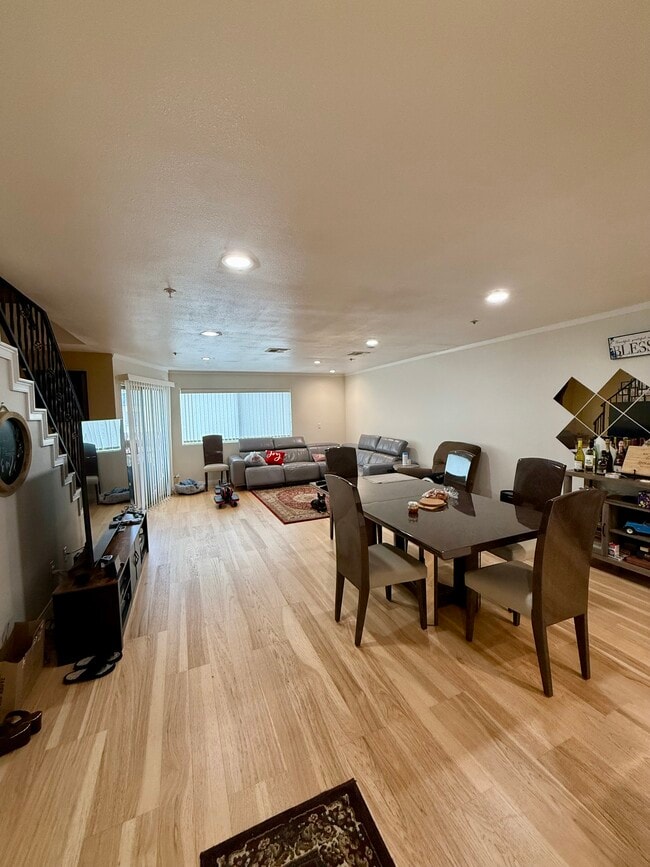 Sala de estar y comedor - 1247 E Wilson Ave Unidad 14