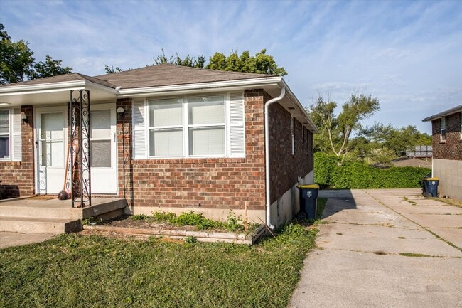 Building Photo - 4504-4506 N Jackson Ave Unit 4506