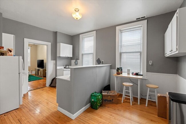 1421 W Fletcher St Unit 2F