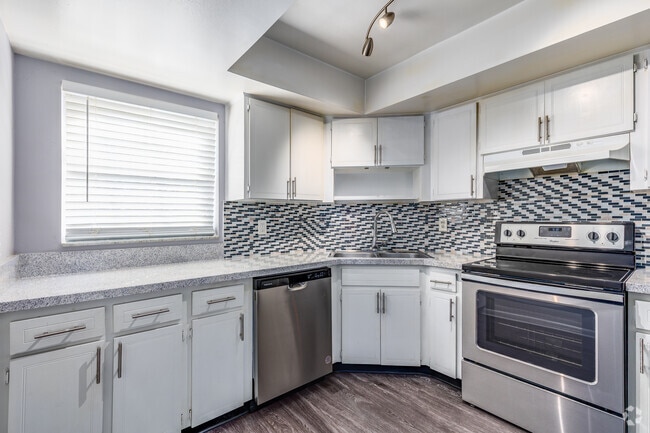 1BR, 1.5BA - 935SF - Kitchen - Marbella Park