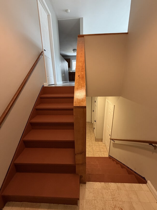 Building Photo - 285 1/4 Walnut St Unit Apt B