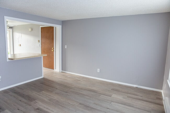 Huge family room - 3595 S King St Unit 1