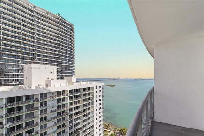 Building Photo - 1750 N Bayshore Dr Unit 3909