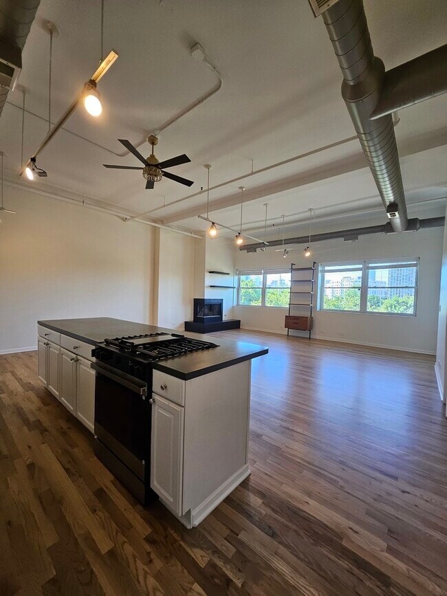 Photo - 809 N Racine Ave Unit 203