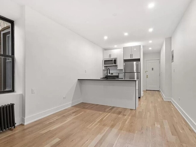 Building Photo - 32-86 33rd St Unit A8