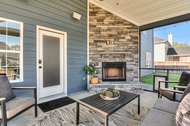 Building Photo - Two Story home in Quaker Knoll! Ready now !