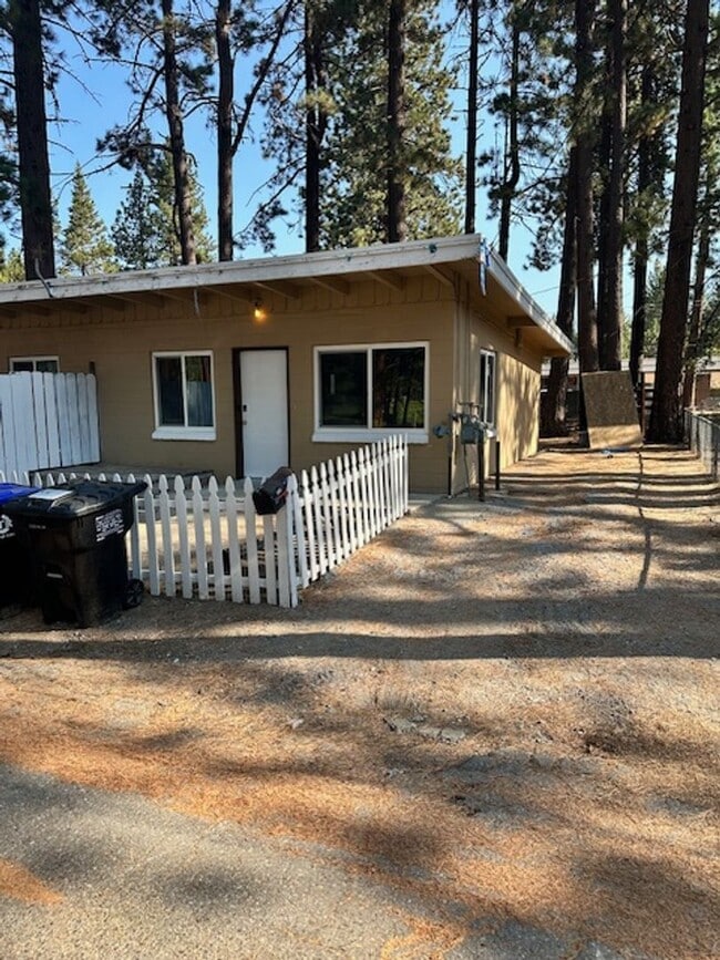 Building Photo - Newly painted Very Cute and Cozy Duplex- 1... Rental