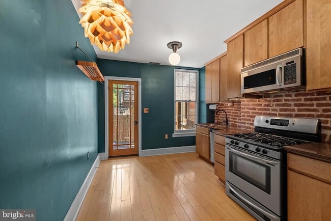 1106 William St
